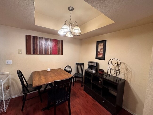 Building Photo - Fully Furnished 3 bedroom, close to everything! Flexible terms, easy application process!