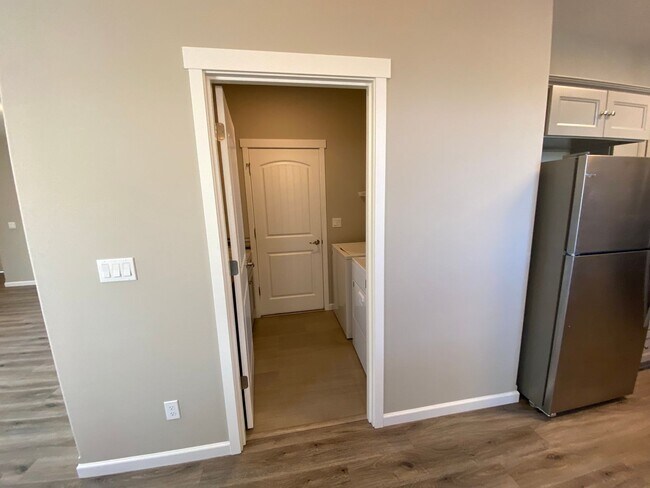 Building Photo - 556