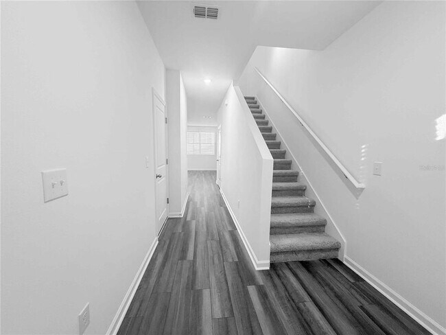 Building Photo - 6158 Daerr Rdg St