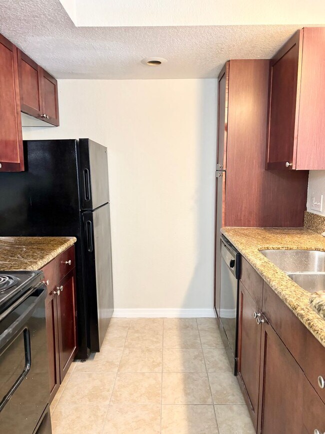 Building Photo - Modern comfort in Prime Orlando location –...