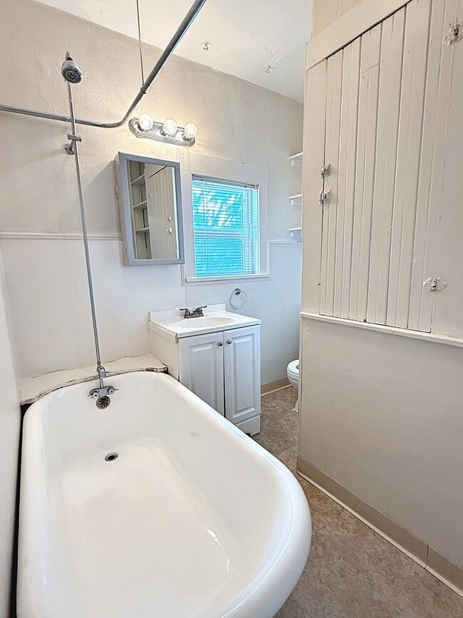 Building Photo - 4612 SE Taylor St