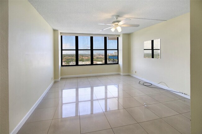 Building Photo - 2500 Parkview Dr