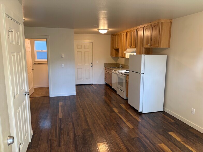 Building Photo - 909 W 4th Ave