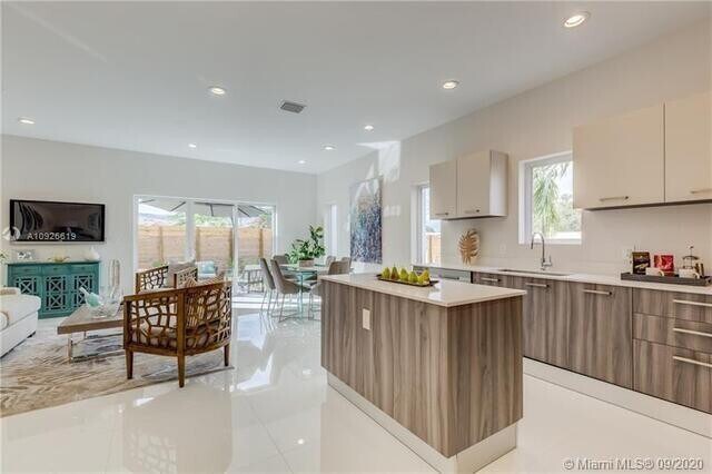 Building Photo - 698 NE 43rd St