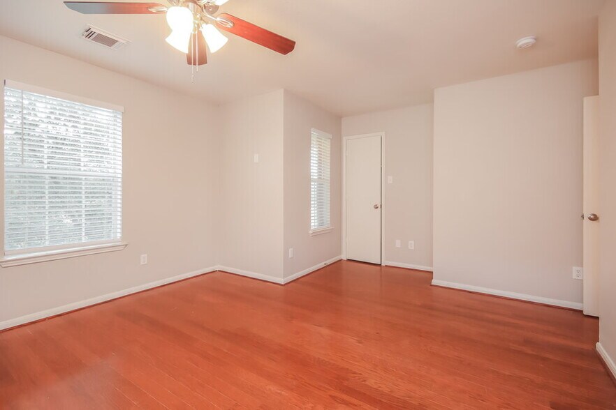 Building Photo - 553 Small Cedar Dr