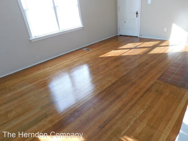 Building Photo - 2 br, 1 bath House - 404 E. Moore Street