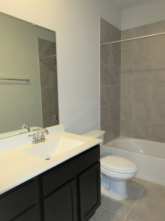 Building Photo - 4-Bedroom Home in Oak Creek - Highly Sough...