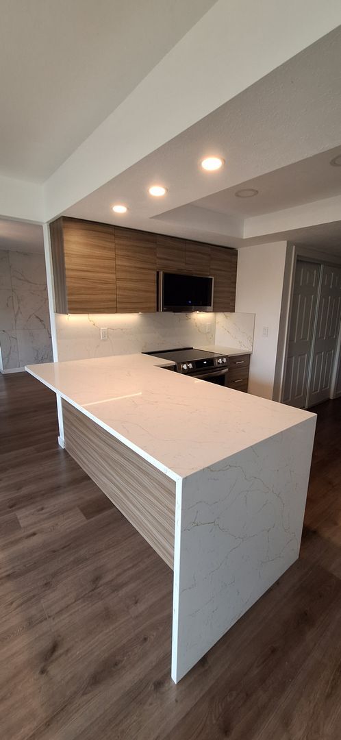 Building Photo - Luxurious 2-Bed, 2-Bath Condo with Spectacular Views and Designer Upgrades in Kirkland!!