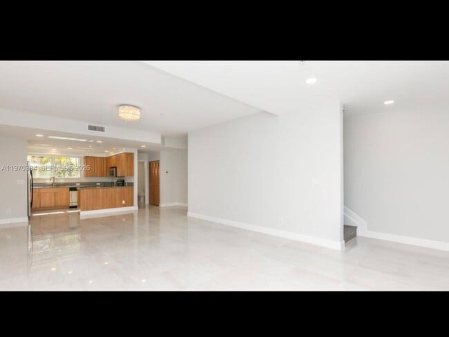 Building Photo - 621 NE 8th Ave