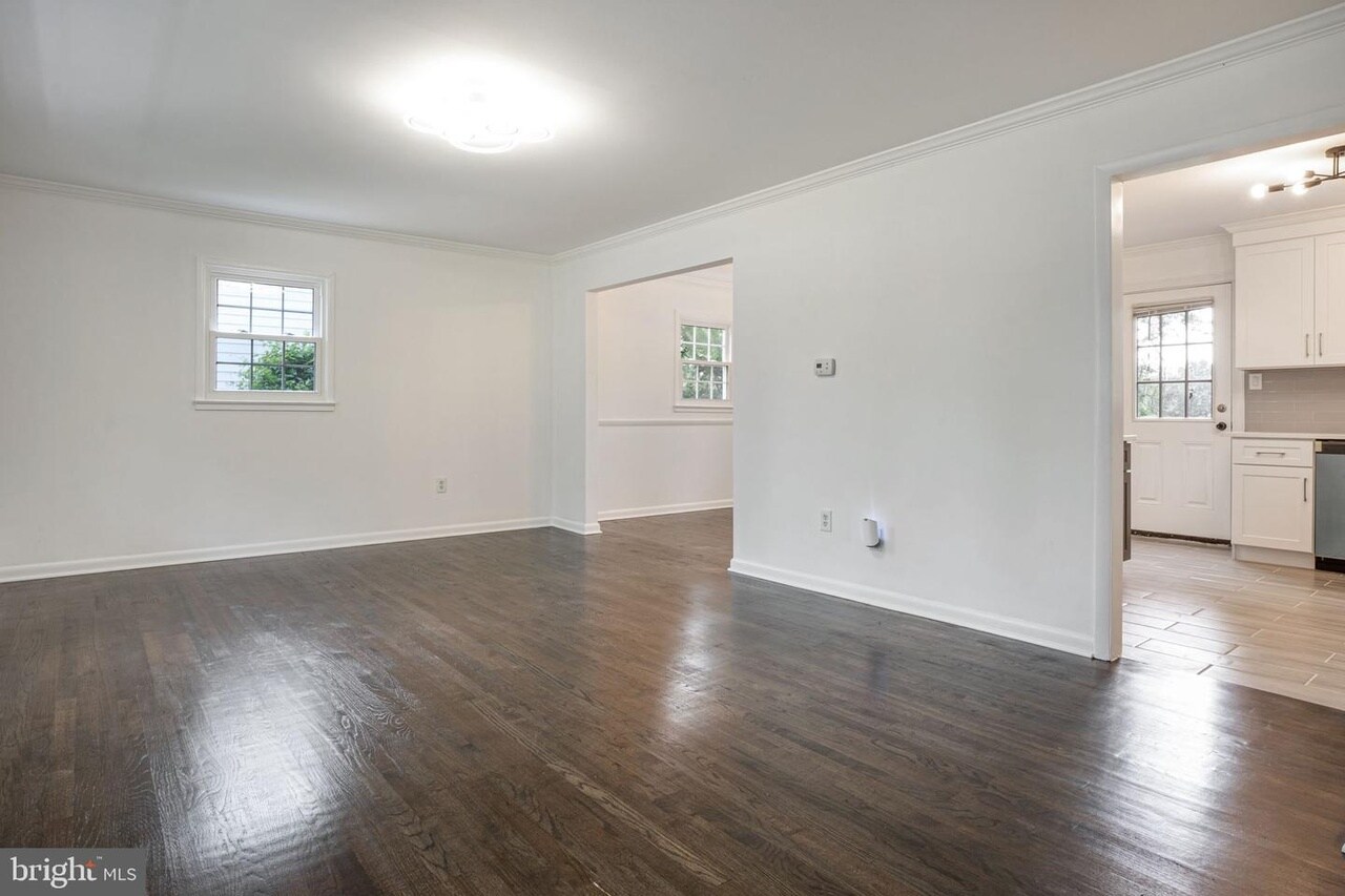Building Photo - 4809 Camelot St