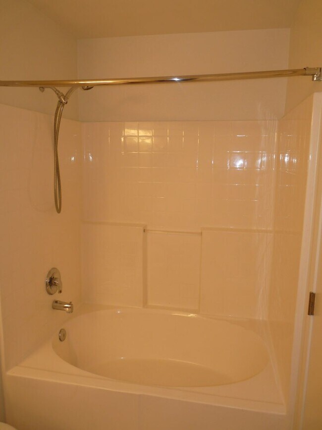 Building Photo - 2nd floor unit in gated community with pool