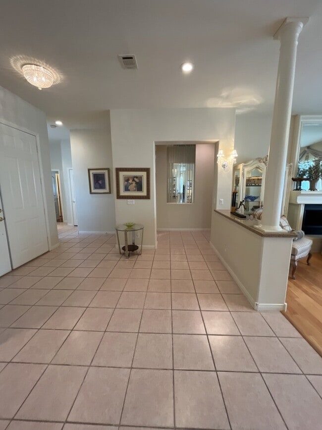 Building Photo - Beautiful 3 bedroom home with pool located in Castle Gate Community