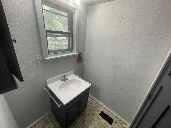 Building Photo - 102 Elmwood Ave