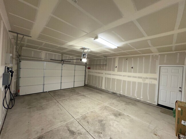 Building Photo - NW Visalia Home For Rent! Close to sports park & shopping centers!