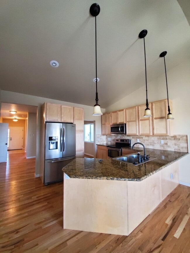 Building Photo - 3 BEDROOM, 2 BATHROOM, SINGLE FAMILY HOME WITH A 2 CAR ATTACHED GARAGE