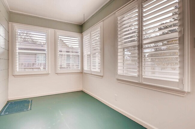 Building Photo - Charming 2 BR / 1 Bath in highly desirable Terrell Heights of San Antonio!