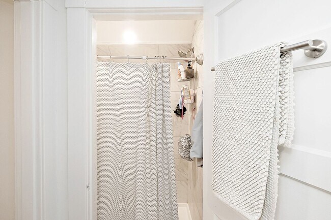 Building Photo - Updated Fry's Spring Apartment Near UVA