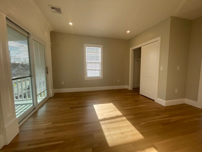 Building Photo - 1166 Fellsway