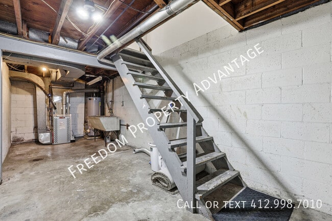 Building Photo - 3396 Columbia Dr