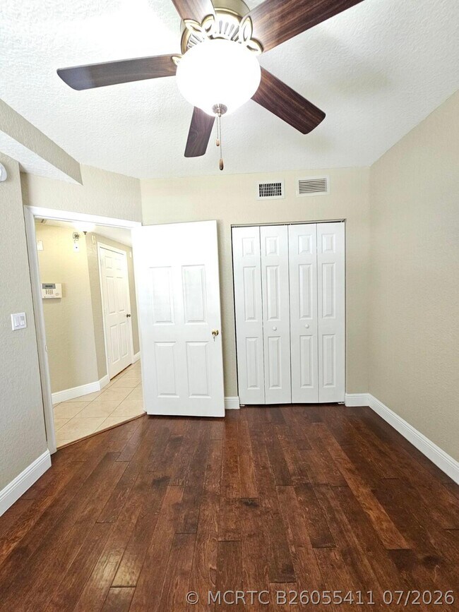 Building Photo - 1049 Golden Lakes Blvd