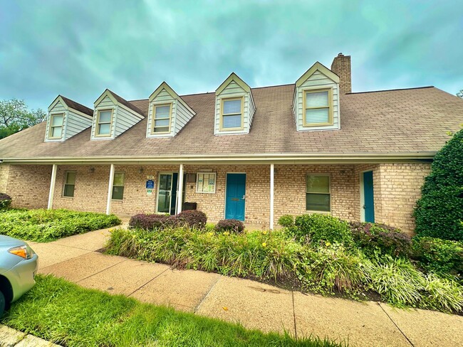 Building Photo - FREE RENT! Sail into this 2BR 1BA at the M...