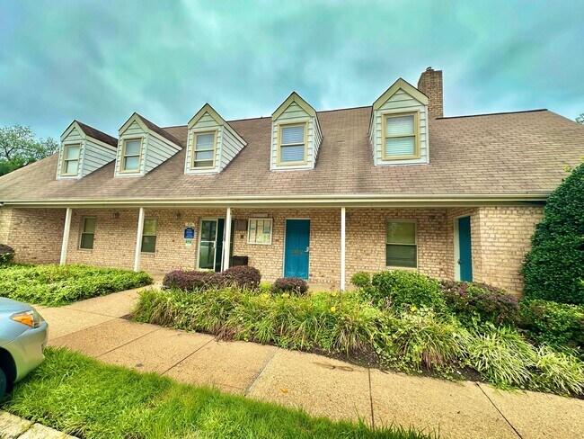 Building Photo - Sail into this 2BR 1BA at the Mayflower Condominiums in Alexandria includes utilities