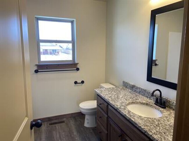 Building Photo - Spacious and Nicely Finished Townhome in Bozeman