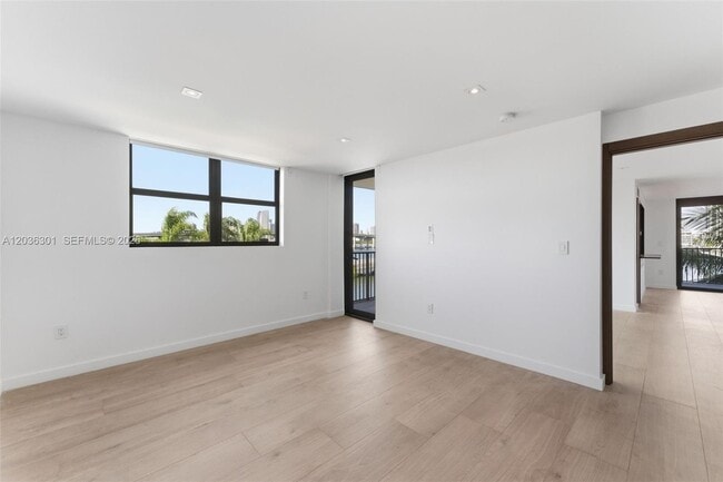 Building Photo - 801 N Venetian Dr