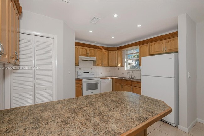 Building Photo - 621 N 70th Way