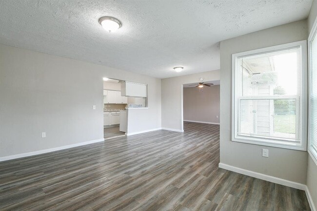 Building Photo - 319 Rustic Dr