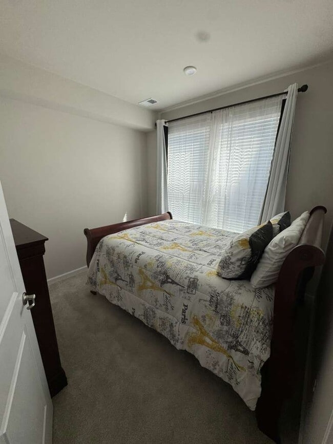 Building Photo - Biground