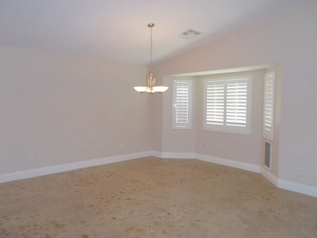 Building Photo - Stunning 4-Bedroom Ranch-Style Rental with...