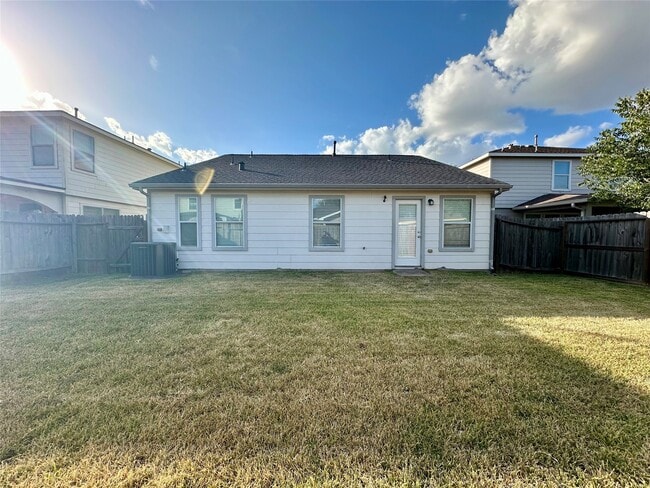 Building Photo - 20515 Hillsdale Park Dr