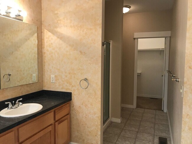 Building Photo - Beautiful 3 Bedroom 2 Bathroom House  **2 Weeks Free Rent**
