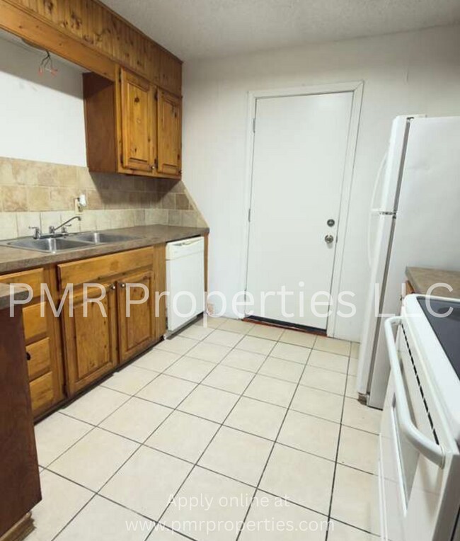 Building Photo - 2 Bedrooms / 1 Bathroom House