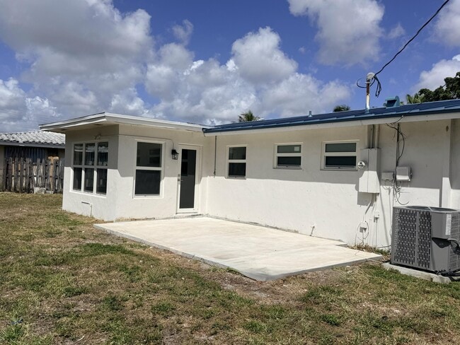 Building Photo - 442 SW 14th Ct