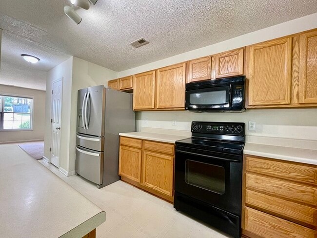 Building Photo - 806 Northwood Hills Ave