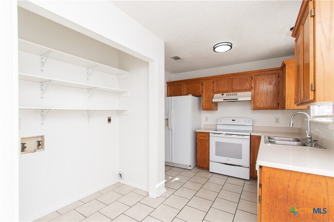 Building Photo - 2104 Corona Dr
