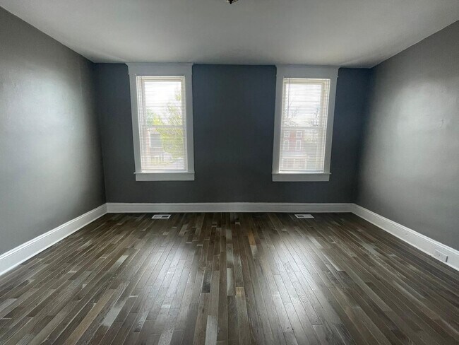 Building Photo - 2 Bedroom + Den Home with Porch, Fenced Yard, and Water Included on Barclay Street