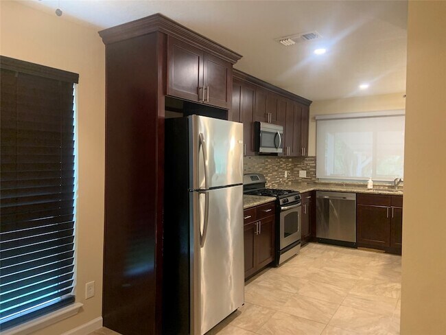 Building Photo - 16618 Oxnard Ln