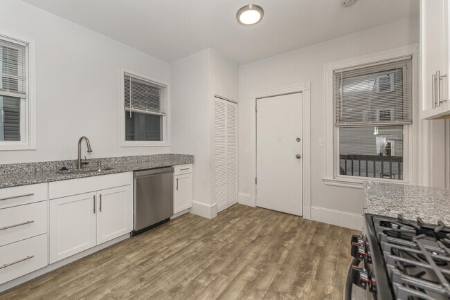Building Photo - 172 Boylston St