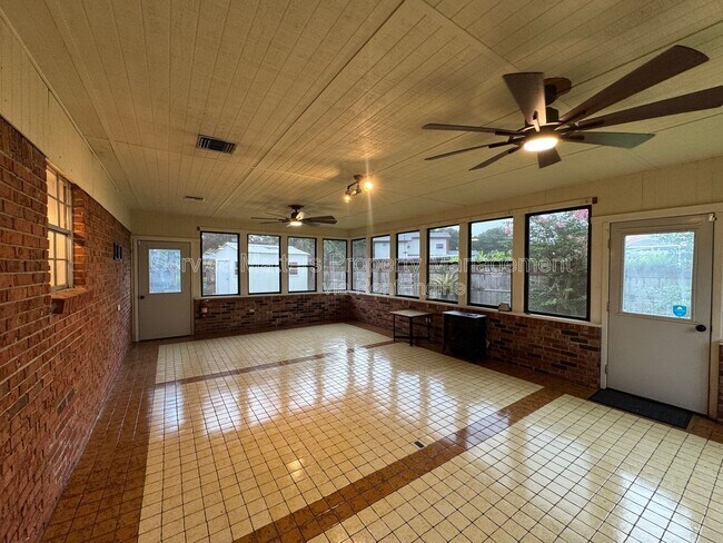 Building Photo - 8140 Tabaid Ln