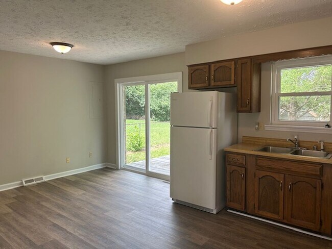 Building Photo - 6 or 18 MONTH LEASE AVAILABLE