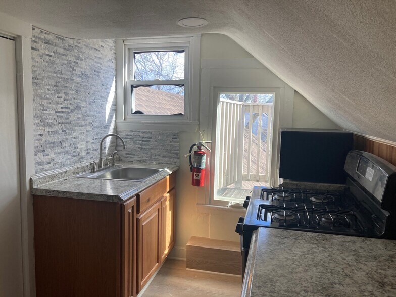 Building Photo - 64 Gray St