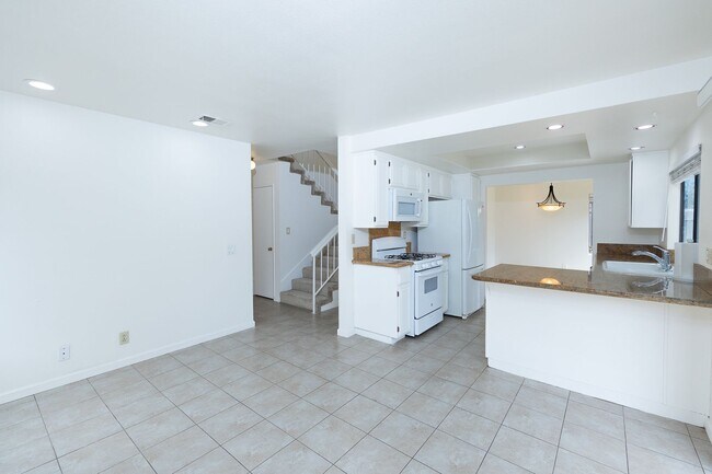 Building Photo - Spacious 3 Bedroom  2.5 Bath | East Ventura | Unfurnished