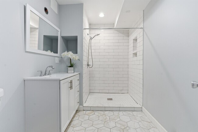 Building Photo - 336 W Palisade Ave