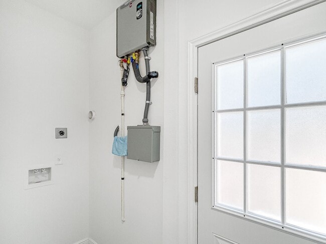 Building Photo - Newly Renovated 2-Bedroom Duplex Near Downtown!