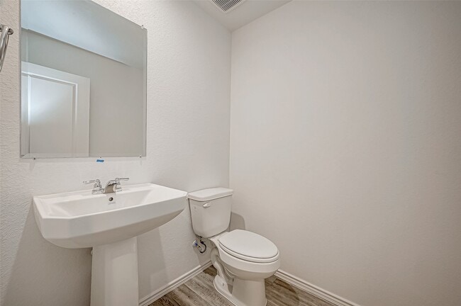 Building Photo - 5034 Balcolm Dr