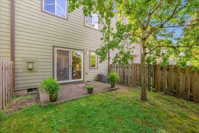 Building Photo - Crisp, Updated Townhome Near Nike & Shopping