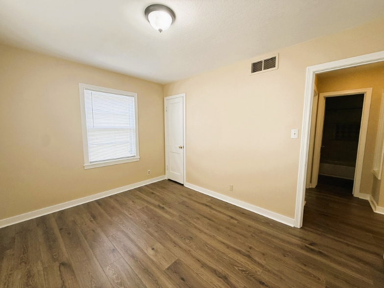 Building Photo - 1721 S Volutsia Ave